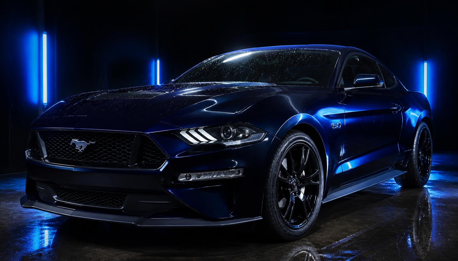 Carro esportivo escuro em estúdio com reflexos azuis após serviço de estética automotiva